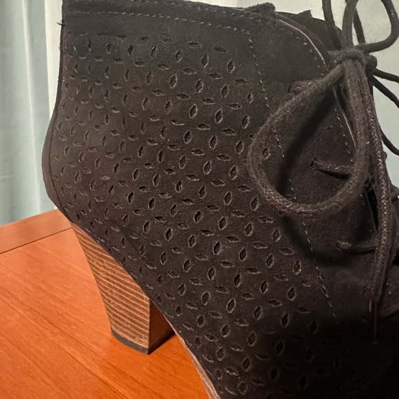 MIA laser cut black suede booties women’s size 7-GUC - Picture 8 of 15